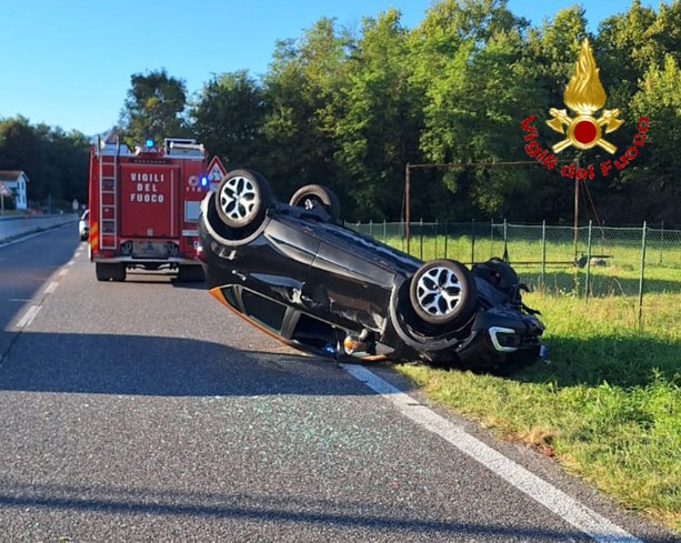 FOTO. Incidente sulla statale 629 a Brebbia: auto ribaltata e due feriti