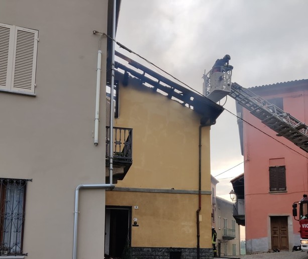 Casa in fiamme nel centro di Govone: anziana muore intrappolata tra le macerie