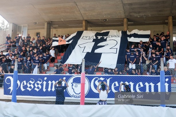 Calcio | Una maglia gigante per Mattia Nasca, uno striscione per Marco Pagliarino: l'omaggio dei tifosi del Savona Calcio | Una maglia gigante per Mattia Nasca, uno striscione per Marco Pagliarino: l'omaggio dei tifosi del Savona