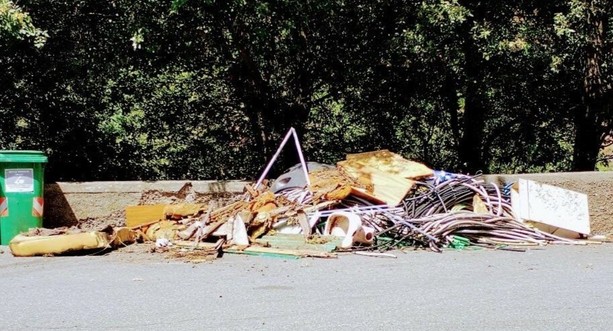 Pegli, rimossa una discarica abusiva lungo il torrente Varenna Pegli, rimossa una discarica abusiva lungo il torrente Varenna