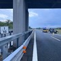 Incidente sull’A5: un’auto finisce fuori strada, l’altra si cappotta