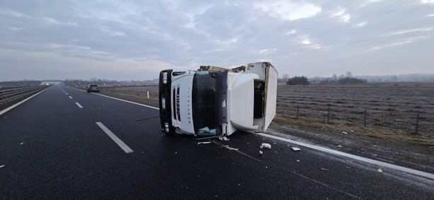 Due camion si ribaltano sulla Torino-Aosta: autostrada A5 chiusa Due camion si ribaltano sulla Torino-Aosta: autostrada A5 chiusa