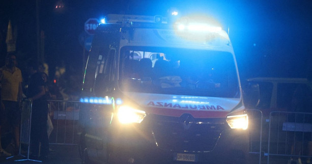 Via XII Ottobre, uomo senza fissa dimora trovato privo di vita sotto i portici