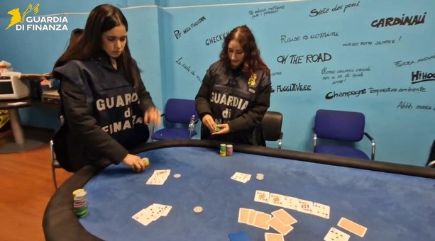 La Guardia di Finanza scopre una bisca clandestina: tornei di poker non autorizzati fino all'alba, venti persone identificate La Guardia di Finanza scopre una bisca clandestina: tornei di poker non autorizzati fino all'alba, venti persone identificate