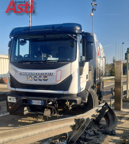 Mezzo pesante  si incastra in ingresso al casello di Asti Ovest, traffico rallentato