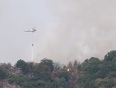 Incendio sul Mombracco, evacuazioni e Canadair in azione: &quot;Situazione complessa, sicurezza prioritaria&quot; [FOTO e VIDEO]