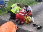 22enne travolta da un'auto sul ciglio della strada, la rabbia dei parenti: “Strada buia e senza marciapiedi"