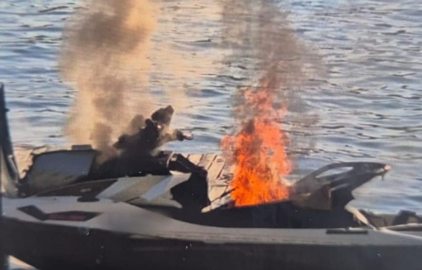 Moto d'acqua in fiamme sul lago ad Angera, vigile del fuoco di Ispra non in servizio doma l'incendio