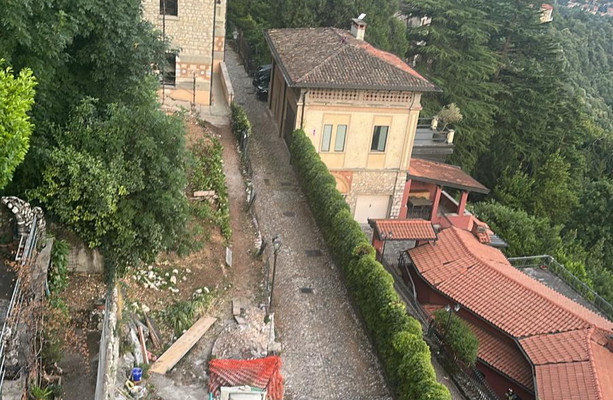 A fuoco la cucina di un ristorante al Sacro Monte di Varese, in azione i vigili del fuoco