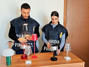 Sembravano lampade e arredi di design, ma erano taroccati: la Guardia di Finanza denuncia 14 persone