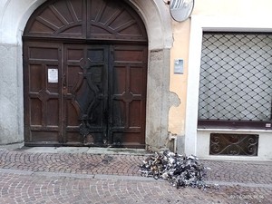 Bra, atto intimidatorio contro la Polizia Locale: ignoti danno fuoco al portone del comando