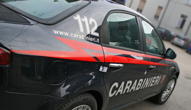 Svaligiano un appartamento a Saronno, poi si fingono carabinieri e derubano anche la casa dei vicini