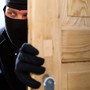 Ladro si introduce in una villa: all'arrivo della polizia si finge giardiniere per non essere arrestato Ladro si introduce in una villa: all'arrivo della polizia si finge giardiniere per non essere arrestato