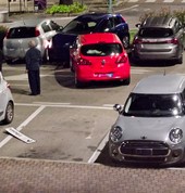 Incidente nella notte in viale alla Vittoria: auto si schianta contro tre vetture. Non ci sono feriti