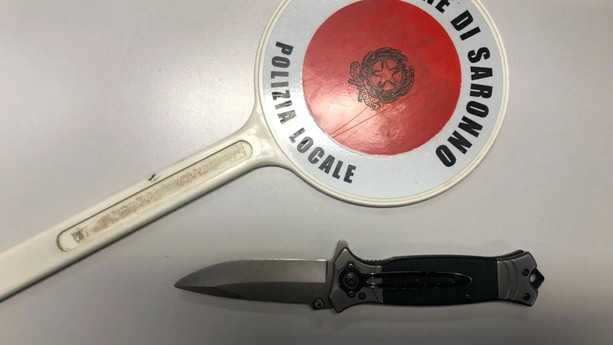 Durante la lite tra minorenni per il furto di un monopattino spunta un coltello: cinque giovani nei guai