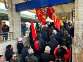Ex Ilva, gli operai in corteo occupano la stazione Brignole: treni bloccati e fortissimi disagi alla circolazione Ex Ilva, gli operai in corteo occupano la stazione Brignole: treni bloccati e fortissimi disagi alla circolazione