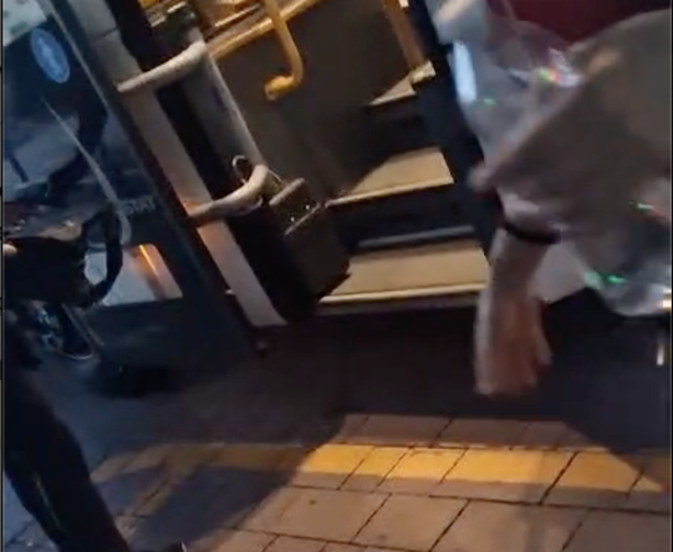 Autista nega l'accesso al bus a una quattordicenne: "Io faccio salire solo gli italiani" Autista nega l'accesso al bus a una quattordicenne: "Io faccio salire solo gli italiani"