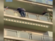 Minaccia di gettarsi dal cornicione di uno stabile nel quartiere Cenisia: salvato dalla Polizia [VIDEO]