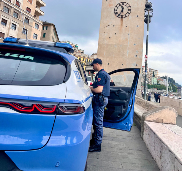 Savona, 41enne minaccia l’ex e aggredisce i poliziotti: agente estrae il taser e lo blocca Savona, 41enne minaccia l’ex e aggredisce i poliziotti: agente estrae il taser e lo blocca