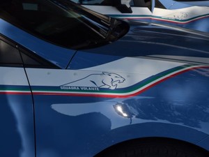 Dopo aver svaligiato un'auto, tenta di camuffarsi cambiandosi la t-shirt ma è tradito dai tatuaggi: arrestato Dopo aver svaligiato un'auto, tenta di camuffarsi cambiandosi la t-shirt ma è tradito dai tatuaggi: arrestato