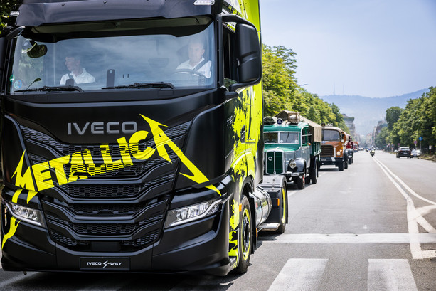 Nonostante il caldo, i giganti della strada hanno sfilato nel salotto di Torino: c'è pure il truck dei Metallica [FOTO]