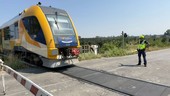 Lagnasco, autoarticolato abbatte le sbarre del passaggio a livello e si allontana. Indagini per risalire al responsabile