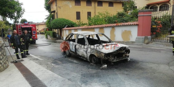 Niella Tanaro, auto in fiamme in via XX Settembre