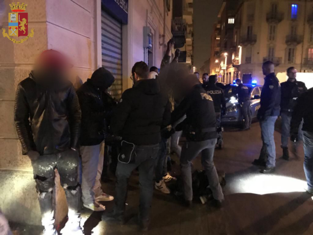 Stretta della polizia in Barriera di Milano, 49 arresti e 141 denunce in due settimane