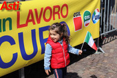 La piazza non dimentica: un minuto di silenzio per le morti bianche sul palco del Primo maggio. Airaudo: &quot;Aumentano gli infortuni. Nei primi 4 mesi sono morte 136 persone&quot; [VIDEO E FOTO]