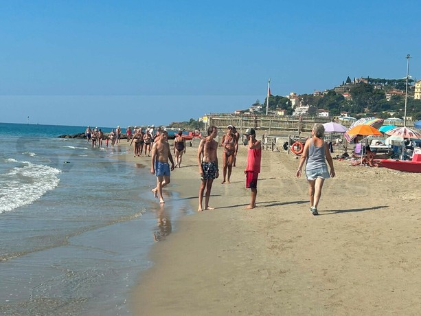 Arma, due fotografie diverse dello stesso mare: il 6 agosto Arpal rileva valori fuori norma, cinque controlli paralleli risultano conformi