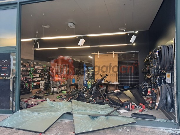 Assalto e furto nella notte alla Cicli Mattio di Piasco: sfondate le vetrine, danni ingenti [FOTO]