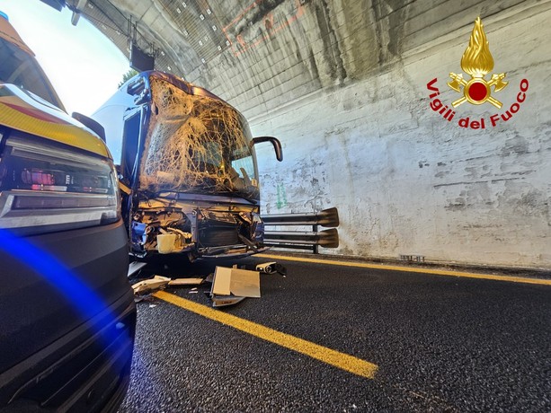 Scontro pullman-camion in A10, morta la donna rimasta gravemente ferita