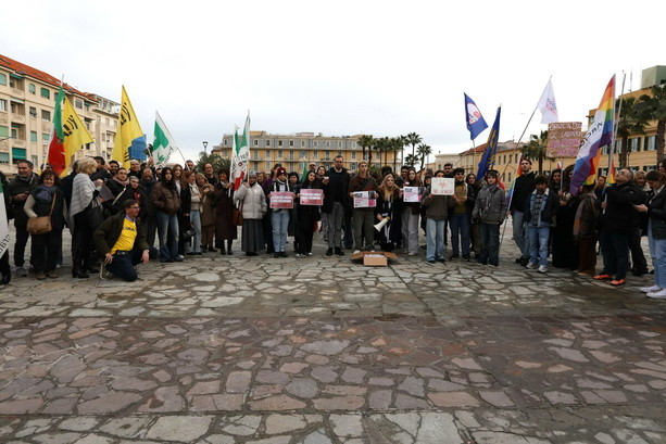 Sanremo, in cento in piazza contro la “Campana per i bimbi mai nati”: difesa della 194 e dello Stato laico (Foto e Video)