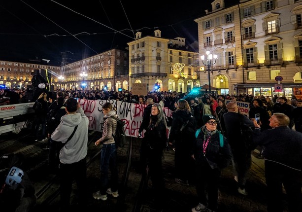 "Ogni polo sarà una barricata: noi la guerra non la paghiamo". A Torino la giornata di protesta si chiude con un nuovo corteo