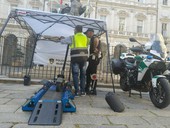 E-bike e monopattini a tutta velocità: a Torino controlli sui motori "truccati" [VIDEO]