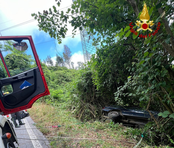 Sbalzato di notte fuori dall'auto finisce a 30 metri di distanza: salvato dopo 10 ore grazie alla chiamata di un passante