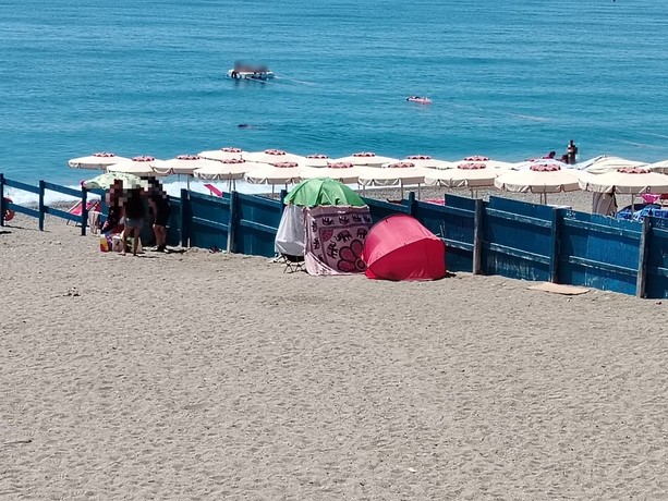 Omicidio sulla spiaggia del Prolungamento a Savona: una lite per lo spazio sull'arenile dietro la coltellata mortale Omicidio sulla spiaggia del Prolungamento a Savona: una lite per lo spazio sull'arenile dietro la coltellata mortale