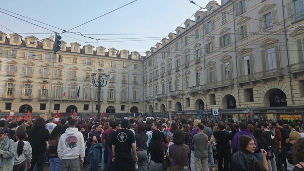 Scontri e disordini a Torino: alla fine sono 11 le persone nei guai, 60 identificati. E non si placano le polemiche Scontri e disordini a Torino: alla fine sono 11 le persone nei guai, 60 identificati. E non si placano le polemiche