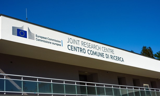 Drone sul Jrc di Ispra, il mistero continua. La Ue: «Nessuna violazione della no fly zone». Ma la Procura di Milano indaga: «Sei passaggi in cinque giorni»