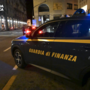 Macchina "sospetta" all'autolavaggio: due persone nei guai. Veicolo sequestrato dalla Guardia di Finanza