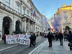 Corteo antimilitarista nelle strade del centro di Torino: sfilano davanti al Comune (aspettando gli Aerospace &amp; defense meetings)