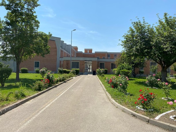 Locali distrutti e un principio d’incendio: tra ieri e oggi disordini e danni anche nel carcere di Alba