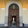 La maniglia gli rimase in mano, fatale la caduta mentre apriva la porta: tecnico comunale a processo per omicidio colposo