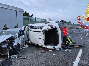 FOTO. Pauroso incidente sull'autostrada A9: incastrati nelle lamiere una donna incinta e il figlio di un anno