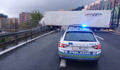 Camion si incastra in autostrada, il tratto tra Arenzano e Genova completamente bloccato Camion si incastra in autostrada, il tratto tra Arenzano e Genova completamente bloccato