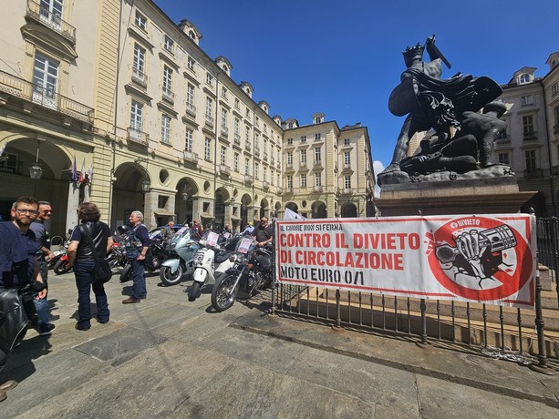 Blocco Euro 0 e 1 a Torino, i motociclisti sgasano per protesta davanti al Comune [VIDEO]