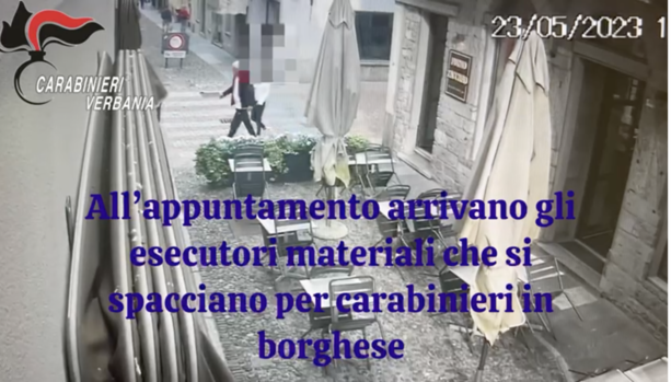 Truffano una 78enne facendole credere che il figlio aveva investito un bambino e si fanno consegnare oltre 1 kg in oro VIDEO Truffano una 78enne facendole credere che il figlio aveva investito un bambino e si fanno consegnare oltre 1 kg in oro VIDEO