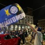 VIDEO e FOTO. “I campioni dell'Italia siamo (sempre) noi": in piazza Monte Grappa esplode la festa per il 21° scudetto nerazzurro