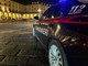 Spacca il finestrino dell'auto parcheggiata nel centro di Torino e aggredisce i proprietari: arrestato