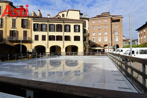 Asti accende il Natale con luci d’autore: le parole di Faletti, Conte e Alfieri illumineranno le festività
